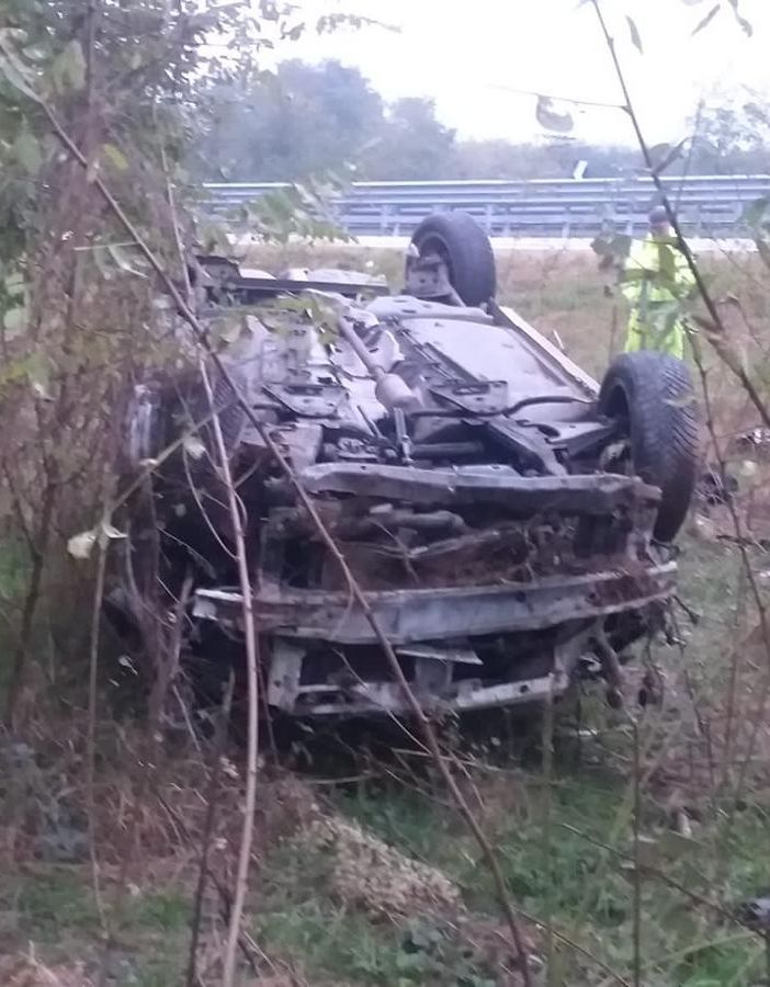 Torino-Aosta, auto si ribalta e finisce in un campo fuori dalla carreggiata