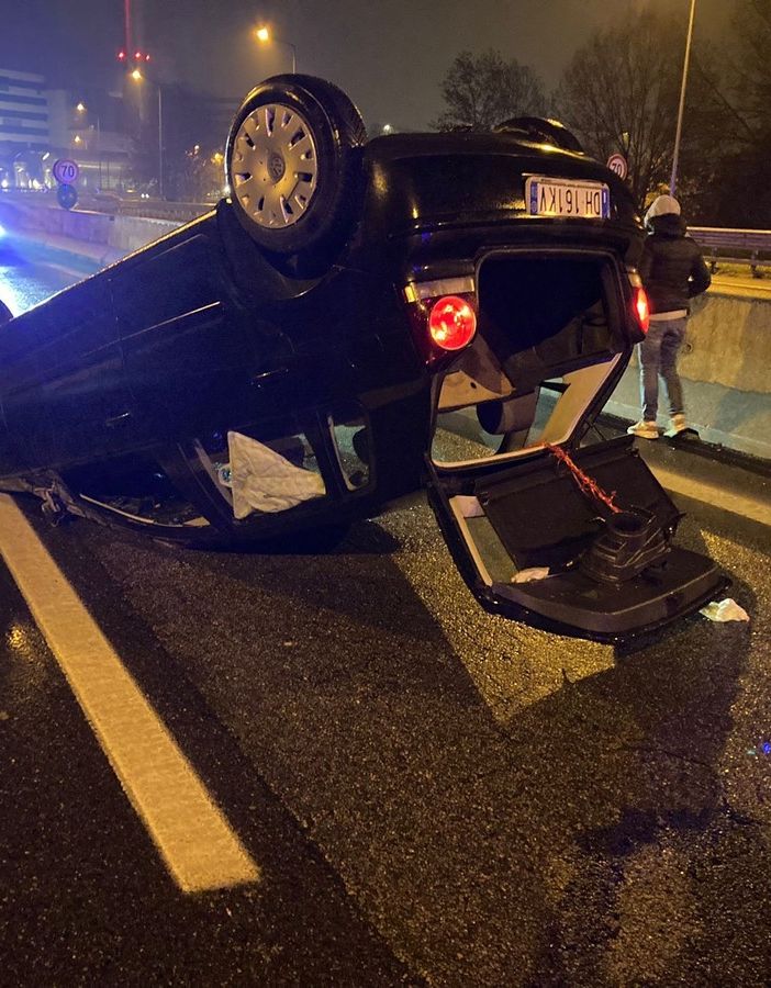 Piove e l’auto si ribalta sul tetto allo svincolo di corso Regina Margherita: un ferito in ospedale