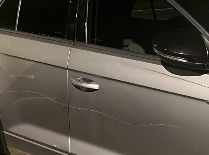 Moncalieri, vandali e incivili si divertono a rovinare le auto parcheggiate