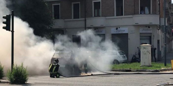 Incidente in corso Trapani, auto prende fuoco fuori dal sottopasso [FOTO e VIDEO]