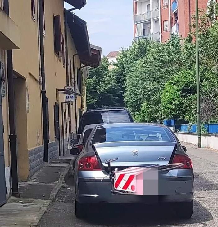 Fugge ad un controllo e poi percorre via Moncrivello in contromano: attimi di paura a Regio Parco
