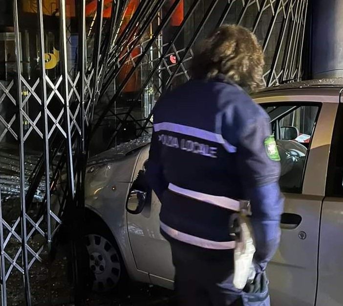 Auto sfonda l'ingresso del Teatro Colosseo: brutto incidente in via Madama