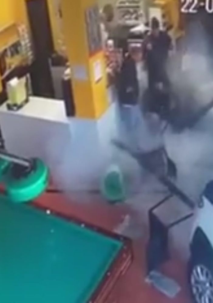 Auto sfonda vetrina del bar a Torino. Ora arrivano stop e dossi per garantire più sicurezza