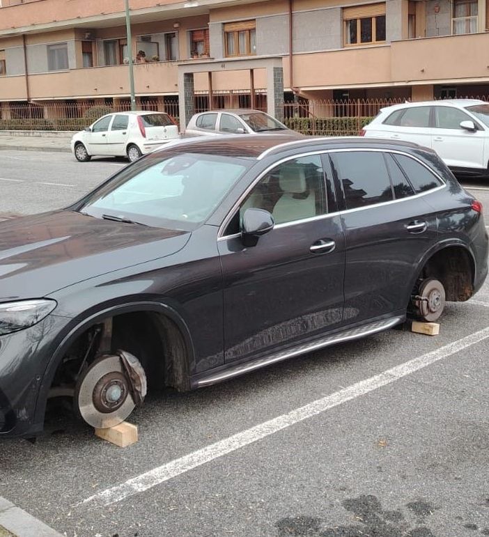 Mercedes &quot;spolpata&quot; in strada a Torino: ecco cosa è successo