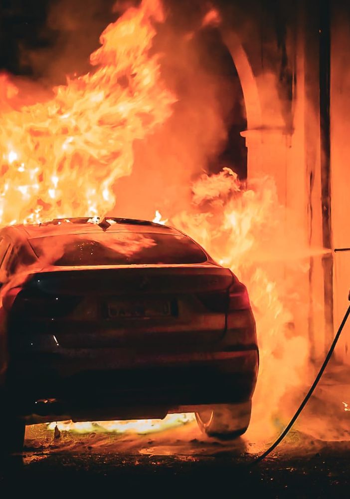 Auto va a fuoco a Ciriè, i pompieri evitano che le fiamme arrivino alla chiesa vicina