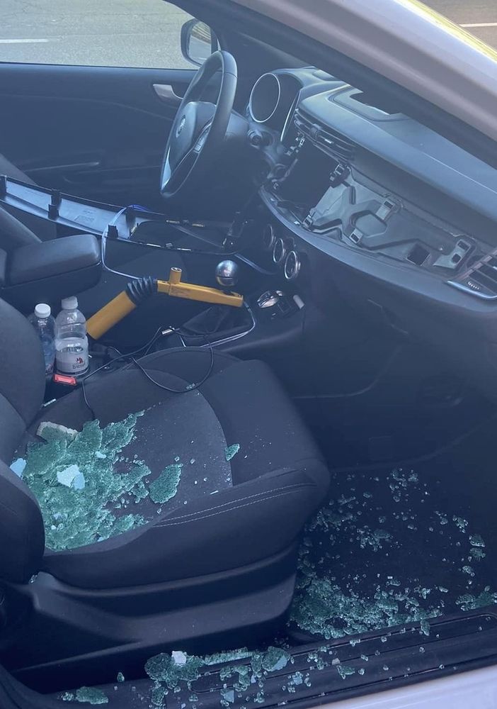 Moncalieri, vandali in azione in corso Trieste: vetri rotti e auto danneggiate