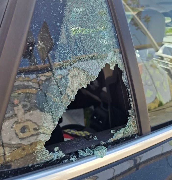 Vandali scatenati in corso Venezia, rotti i vetri delle auto in sosta