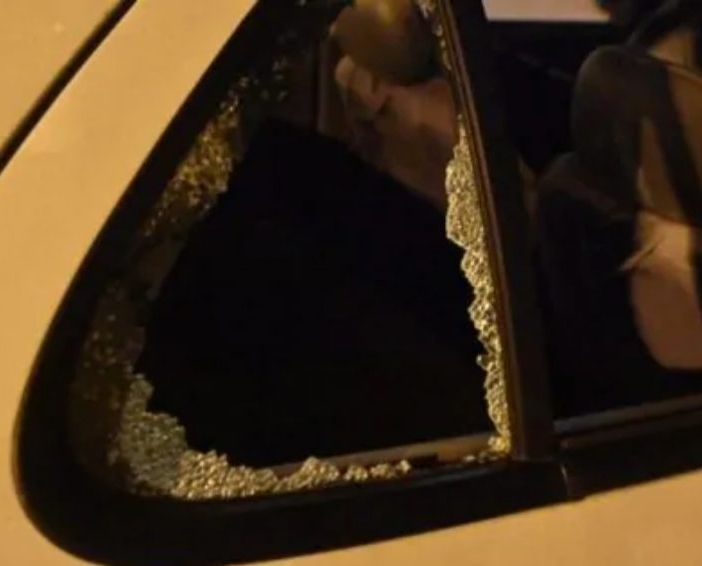 Dopo le auto rigate, quelle con vetri e specchietti rotti: Moncalieri conta i danni