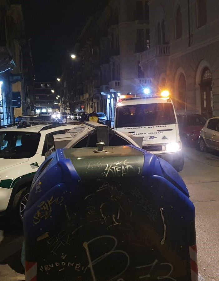 A Vanchiglia l'auto dei vigili urbani sul marciapiede: &quot;A pochi metri un carico e scarico libero&quot;