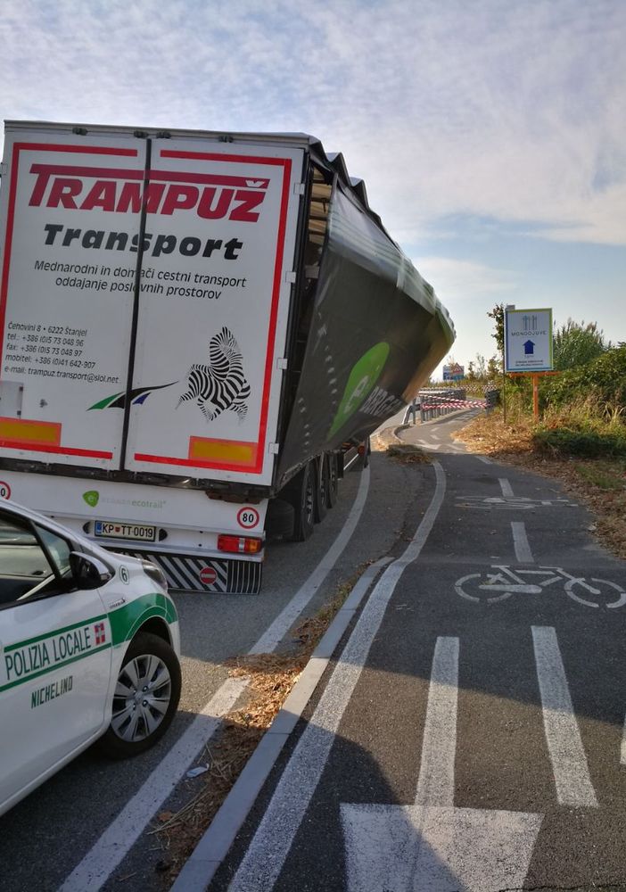 Nichelino, autoarticolato perde il carico e inonda di liquido la strada