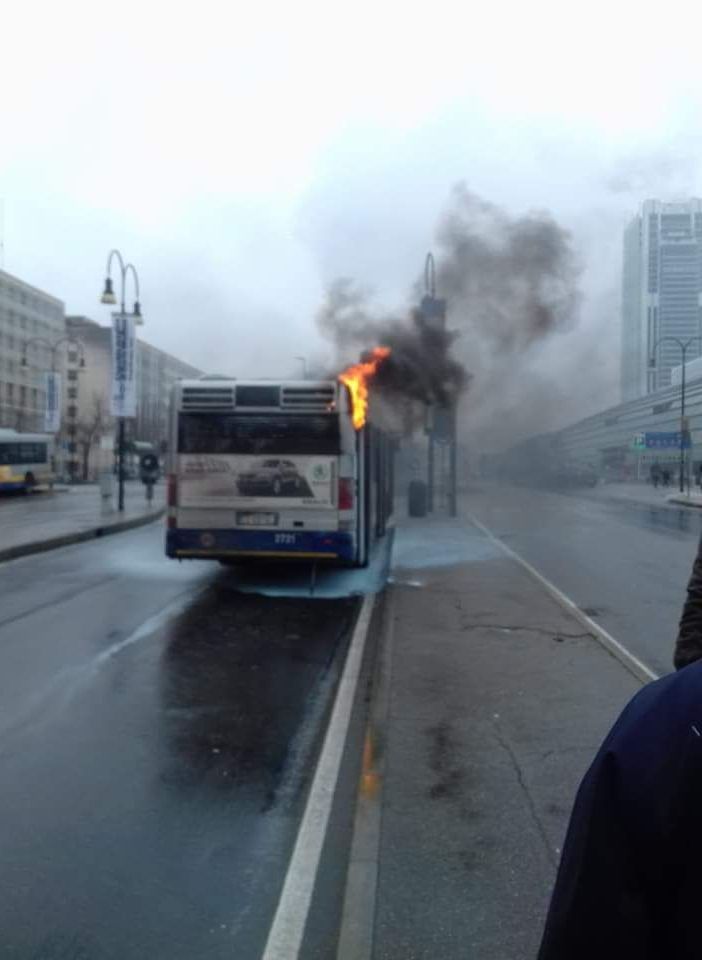 A fuoco un pullman in via Artom a Torino (VIDEO)