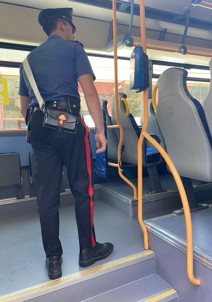 Ubriaco, importuna i passeggeri sul bus a Moncalieri: denunciato (foto d'archivio)