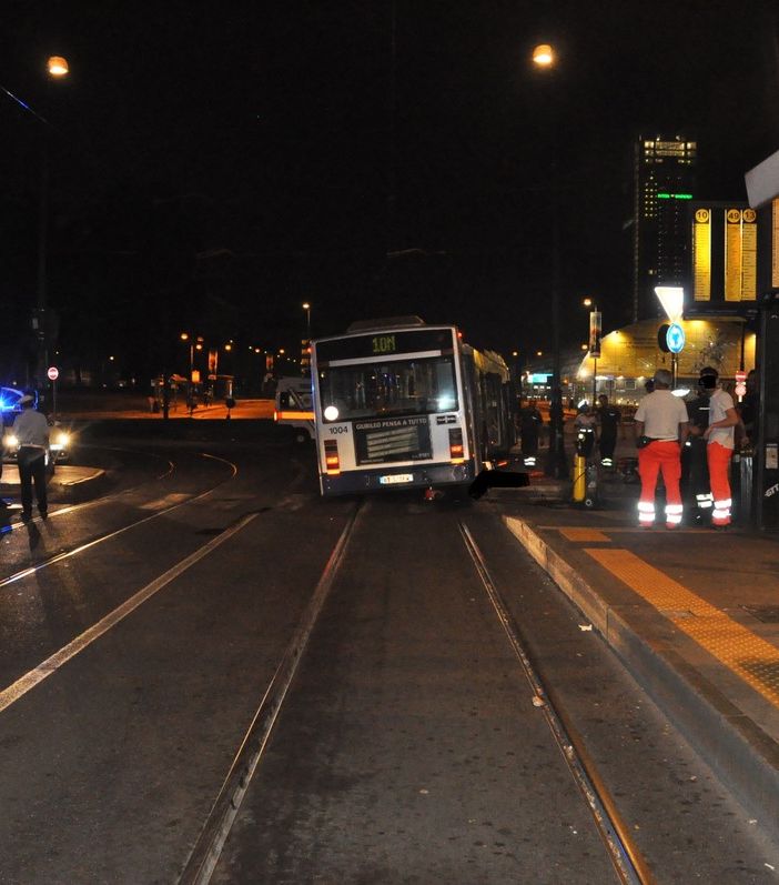 Tragedia alla fermata di Porta Susa: pedone investito appena sceso dal bus, morto
