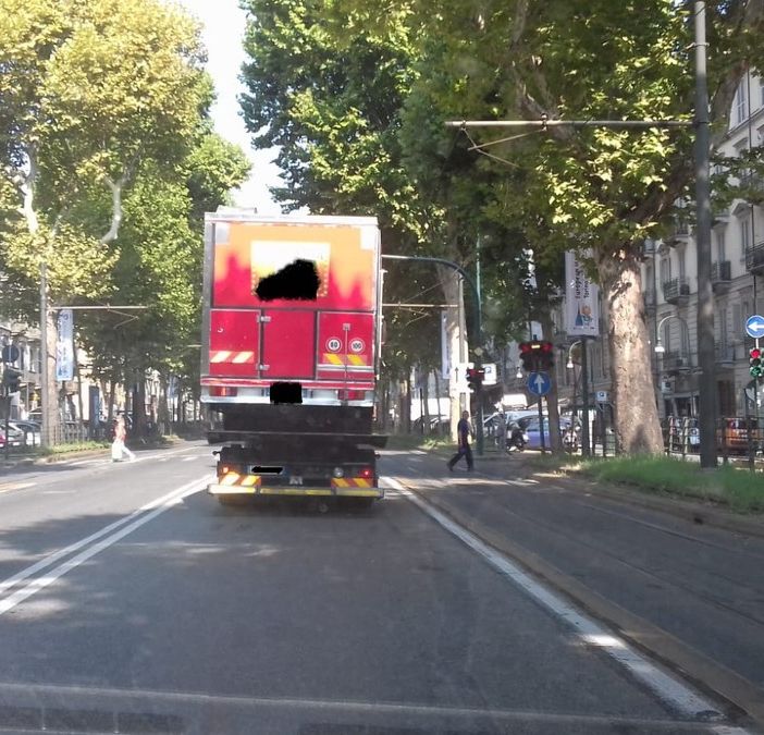 Controlli in vista degli European Masters Game: la polizia municipale sequestra autocarro con l'assicurazione scaduta