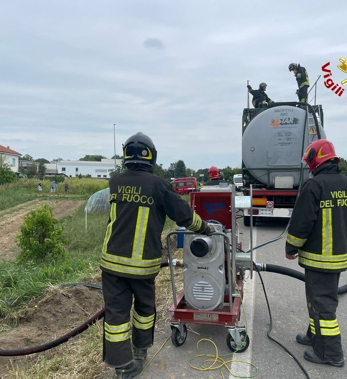 Santena, autocisterna si ribalta in un campo: lungo intervento dei vigili del fuoco per la messa in sicurezza; traffico in tilt