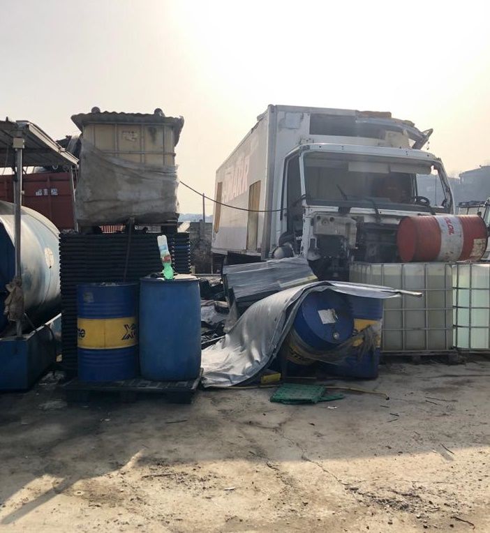l'autoriparazione trasformata in discarica l'autoriparazione trasformata in discarica
