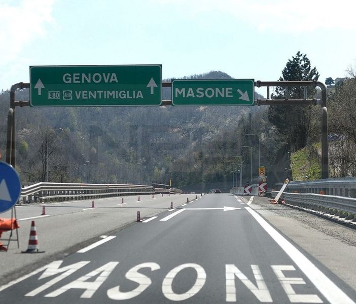 svincolo in uscita da un'autostrada verso il mare
