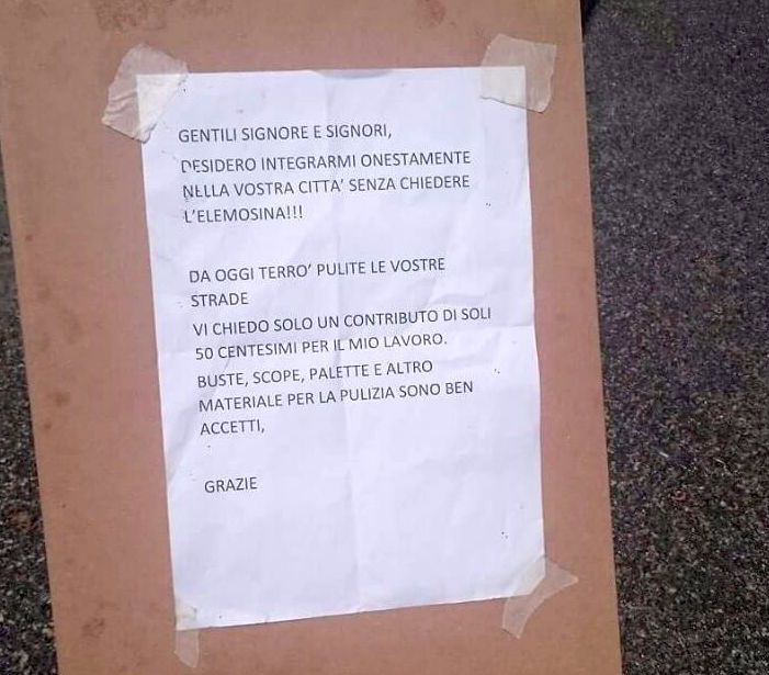 Torino, un immigrato si offre di pulire le strade chiedendo 50 centesimi