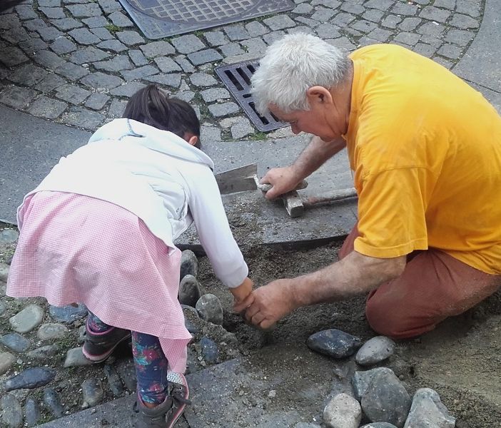 In Borgo Campidoglio i cittadini si aggiustano le strade da sé (FOTO E VIDEO)