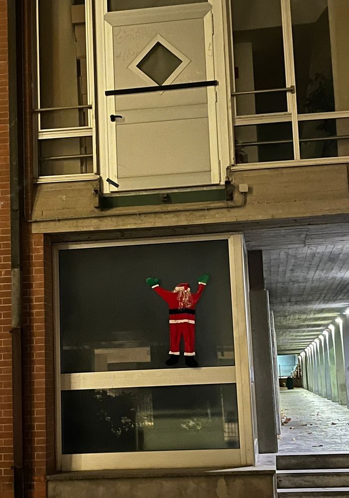 Babbo Natale sotto una porta chiusa