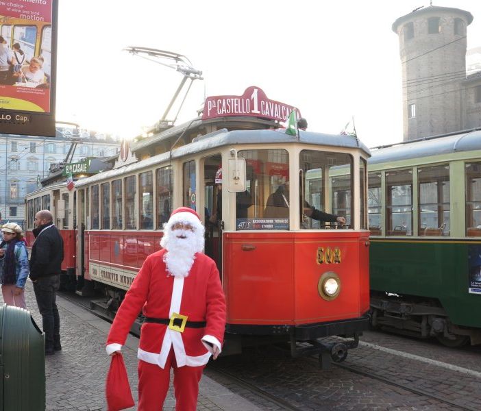 Torino, in viaggio sul tram storico con Babbo Natale