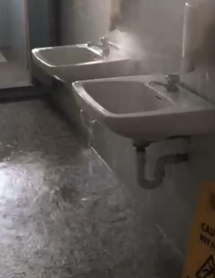 Si rompe un tubo all'istituto Majorana di Moncalieri: bagno allagato, cadono pannelli da un controsoffito
