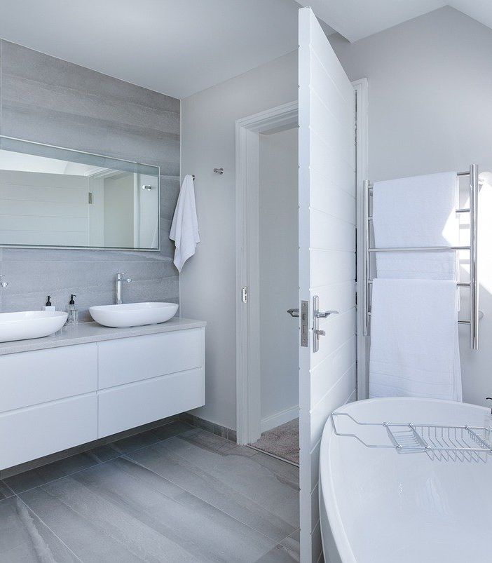 Come illuminare il bagno moderno