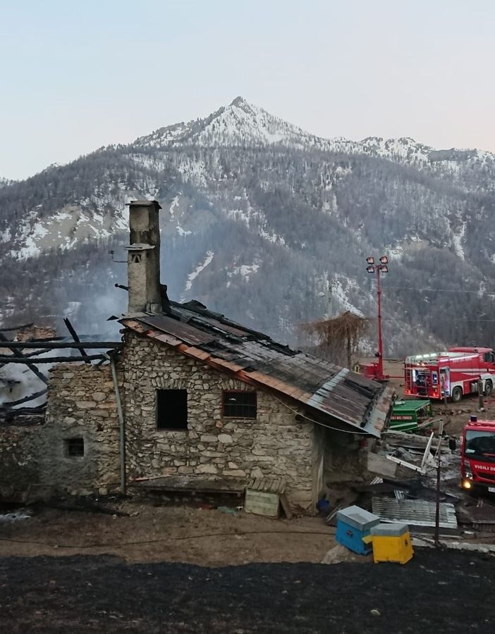 Rogo tra le baite di Cesana Torinese, vigili del fuoco impegnati da ieri sera
