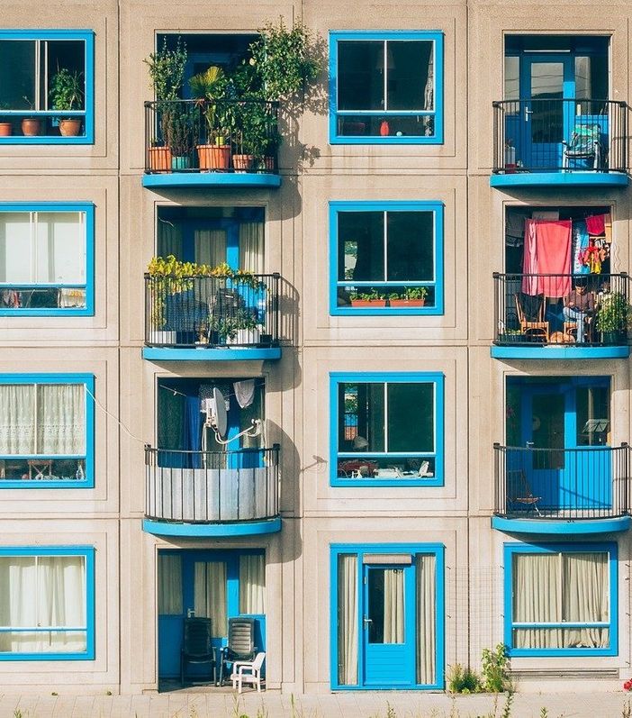 Balconi fioriti e colorati di un condominio