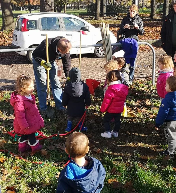 I piccoli giardinieri piantano noccioli e aceri alla Cascina Roccafranca [FOTO]