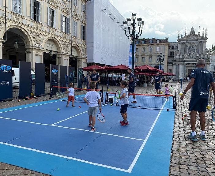 tennis in piazza - foto d'archivio