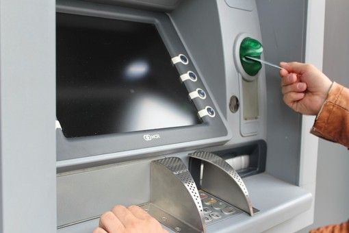 Prende a calci il bancomat: arrestato da una Volante