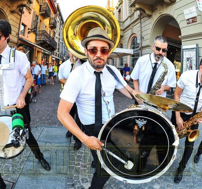 Musica &quot;di strada&quot; a Bardonecchia per festeggiare Ferragosto, prima delle fontane danzanti