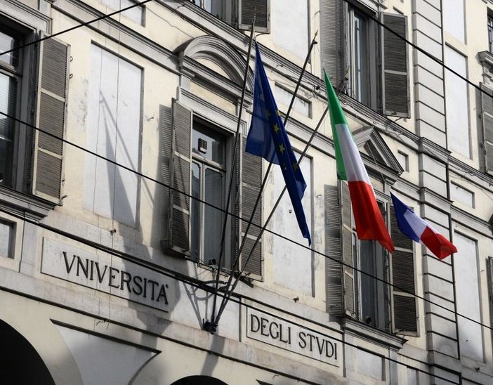 Anche l'Università di Torino espone la bandiera francese
