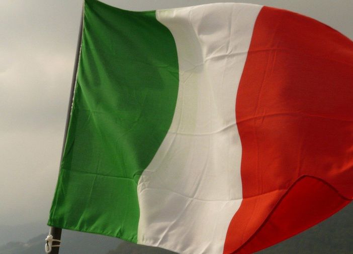Bandiera italiana sventolante