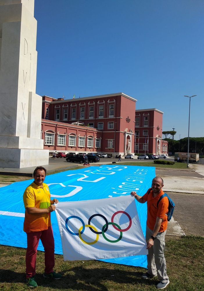 La bandiera olimpica di Torino 2026 arriva al Coni