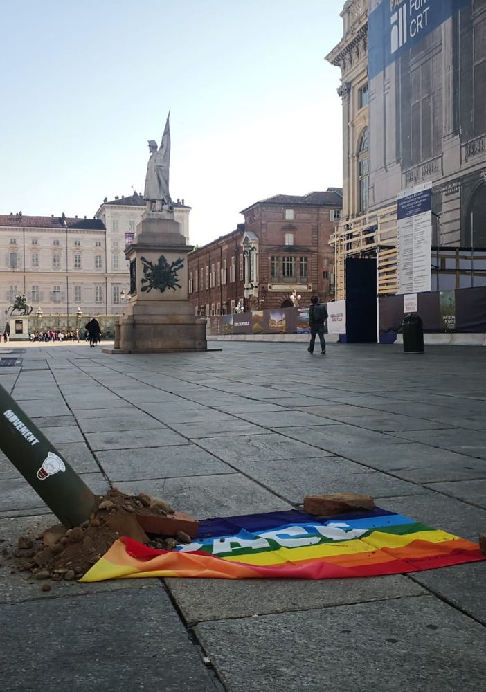 La bandiera della pace colpita simbolicamente da un missile