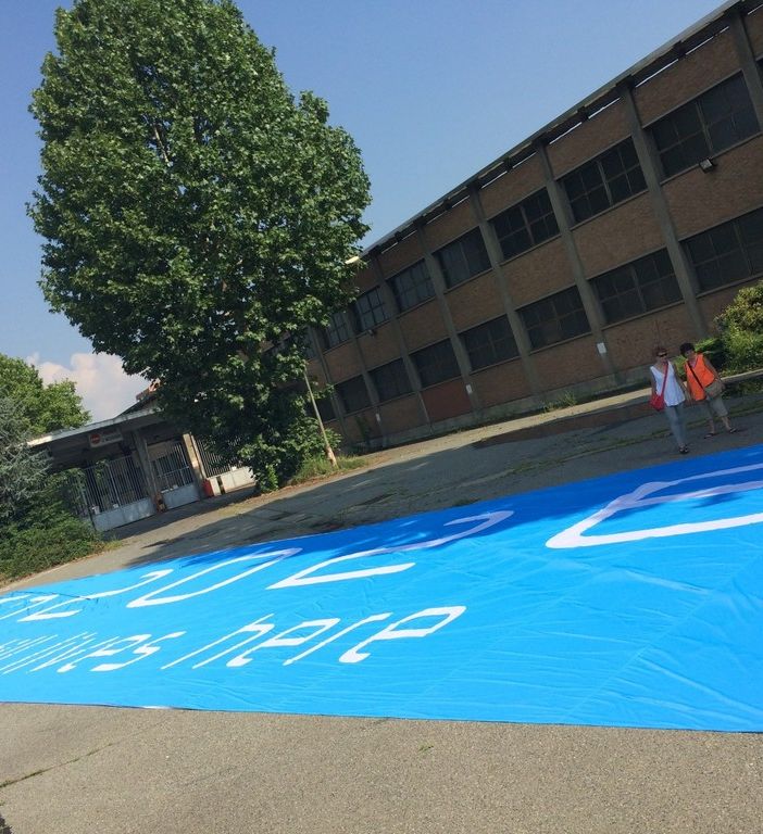 Lo striscione pro-Olimpiadi Torino 2026 all'ex-Thyssen: oggi flashmob