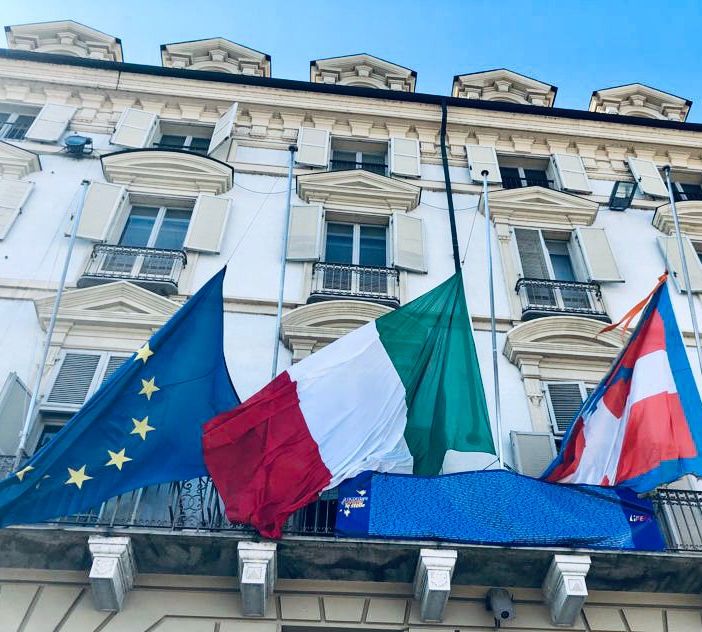 Bandiere a mezz'asta