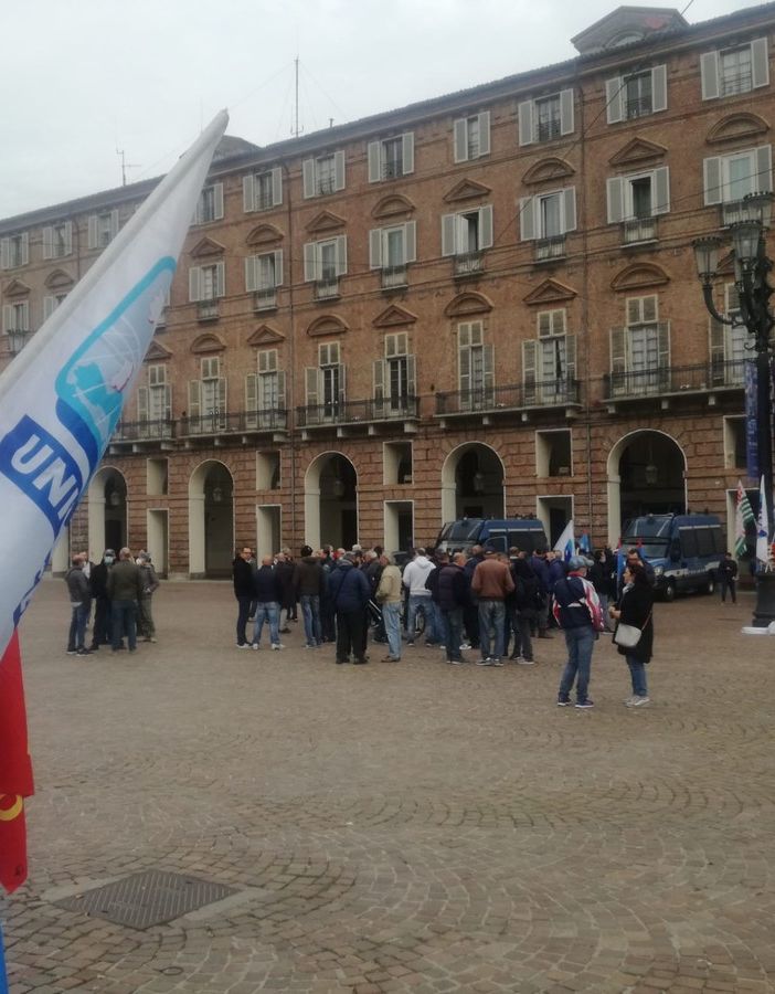 Embraco, quattro anni dopo (e a tre mesi dalla fine) l'urlo di disperazione dei lavoratori. Prefettura &quot;occupata&quot;: &quot;Vogliamo una data&quot;