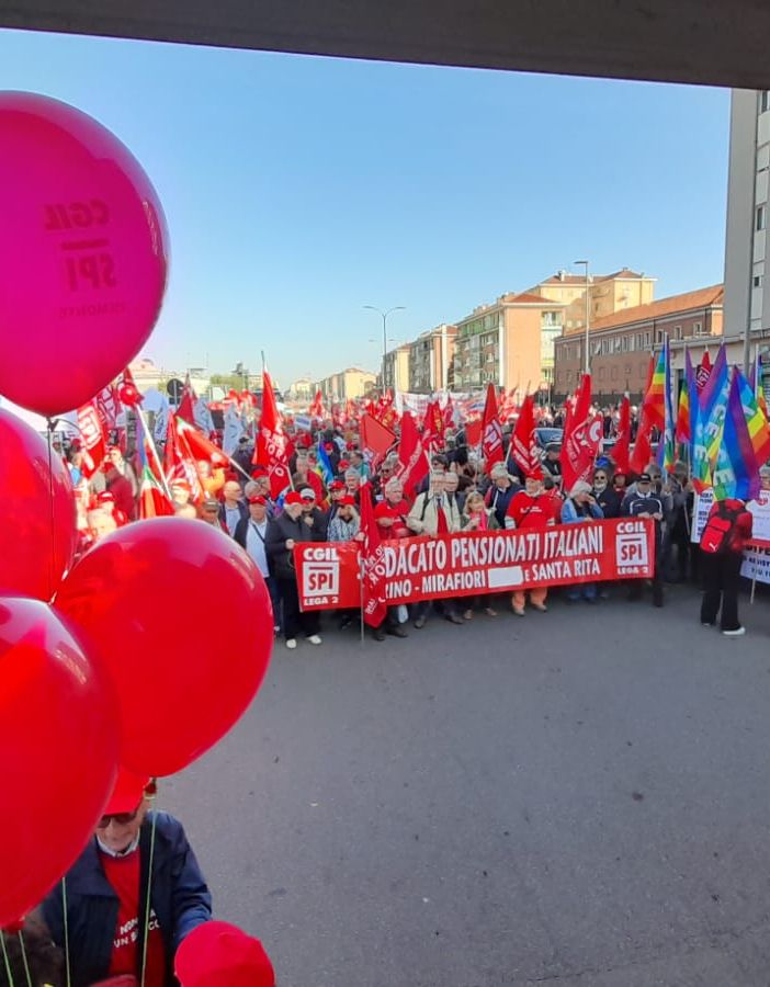 I pensionati bloccano via Nizza per dire no alla Manovra del governo Meloni