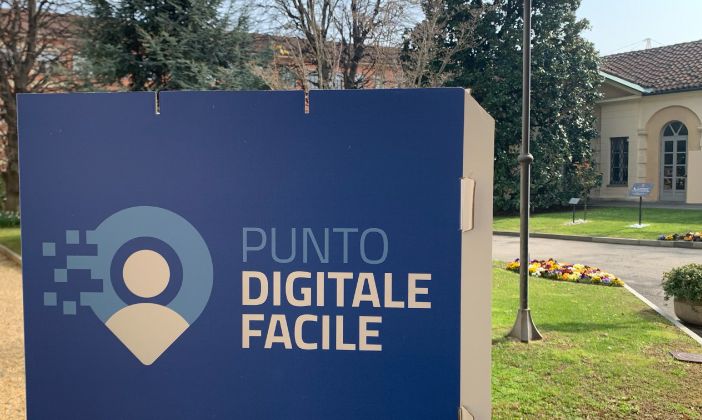 Chieri, lo sportello di facilitazione digitale a supporto delle famiglie per l'iscrizione alle scuole