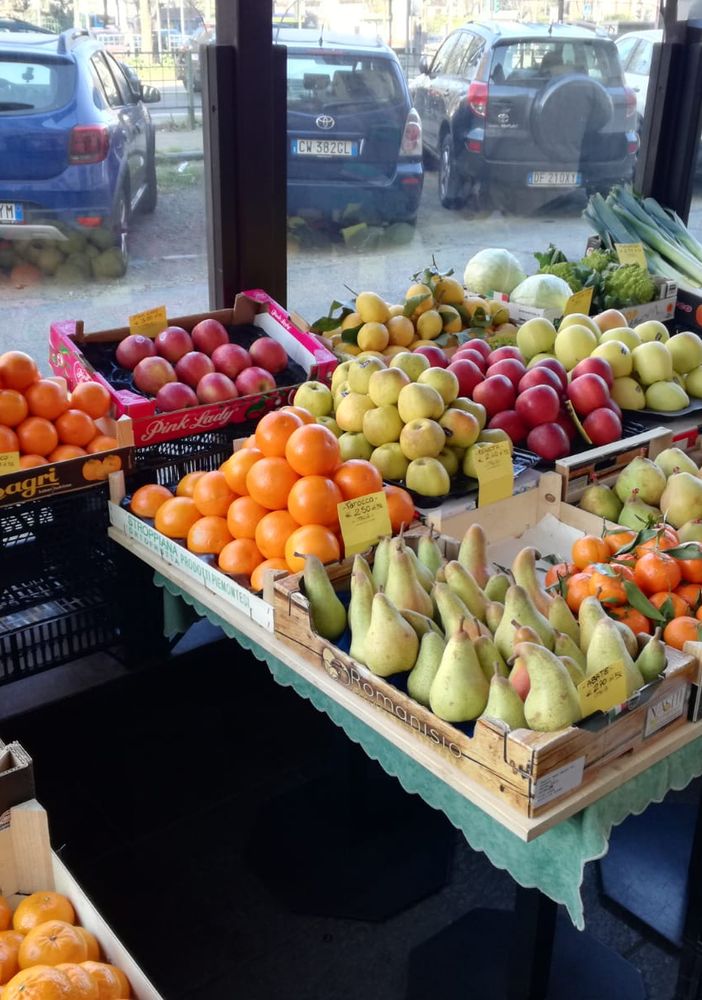 Banchi di frutta e verdura al bar Caffetteria del Re di corso Re Umberto