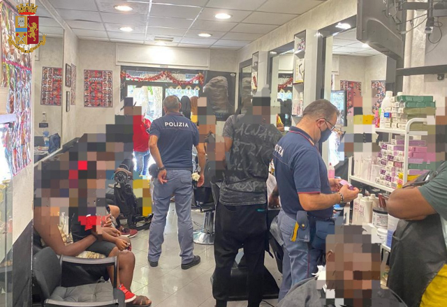 Niente distanziamento né mascherine: la polizia chiude un salone da barbiere di corso Regina Margherita