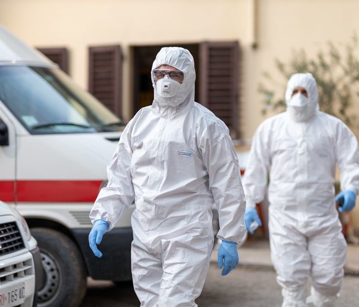 Operatori sanitari con protezioni anti Covid