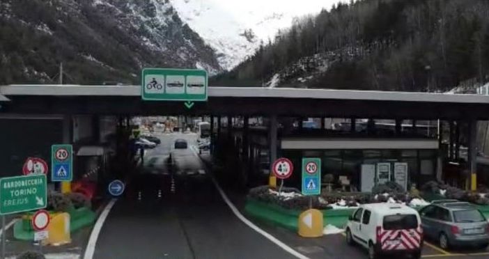 Blitz della polizia nelle stazioni e nei valichi di frontiera: obiettivo le piazze di spaccio gestite da immigrati irregolari [VIDEO]