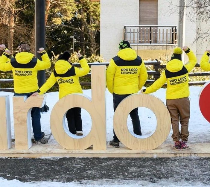 La scritta Bardonecchia con alcune persone di spalle