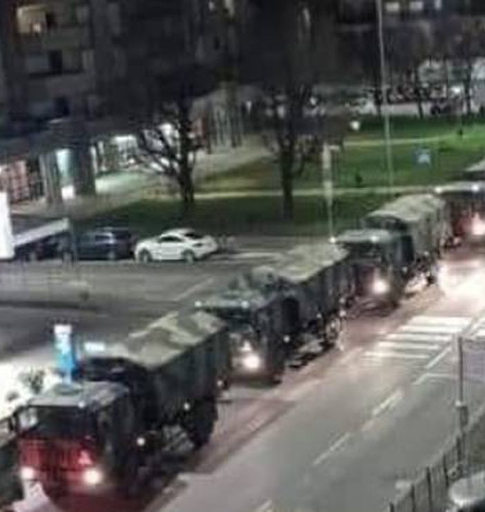 La colonna dei mezzi militari che porta le bare fuori da Bergamo