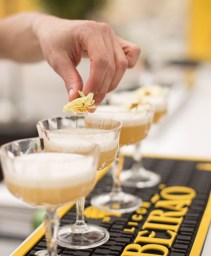 Barista serve tre bicchieri sul bancone del bar