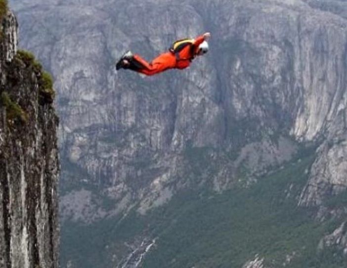 Problema mentre si lancia con tuta alare, morto 46enne base jumper torinese